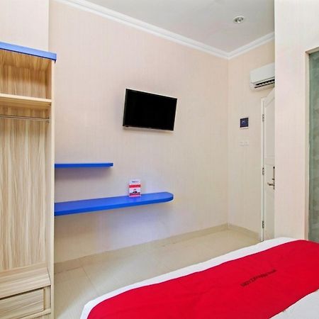 Reddoorz Plus @ Cideng Barat Giacarta Esterno foto