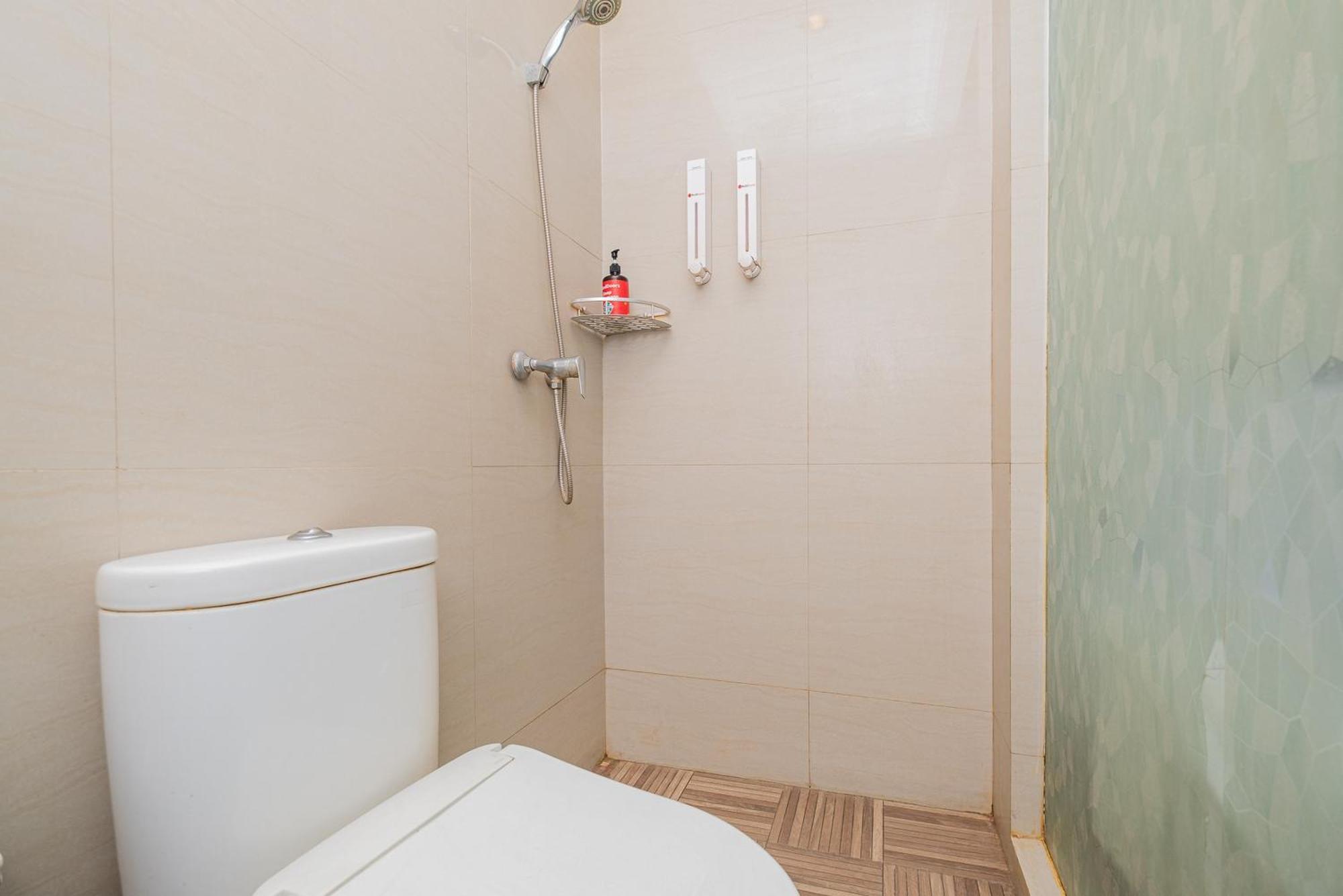 Reddoorz Plus @ Cideng Barat Giacarta Esterno foto