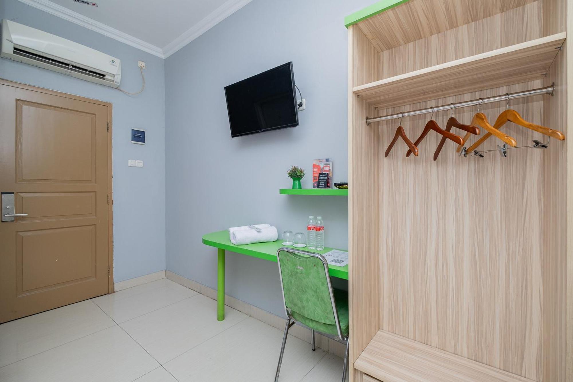 Reddoorz Plus @ Cideng Barat Giacarta Esterno foto