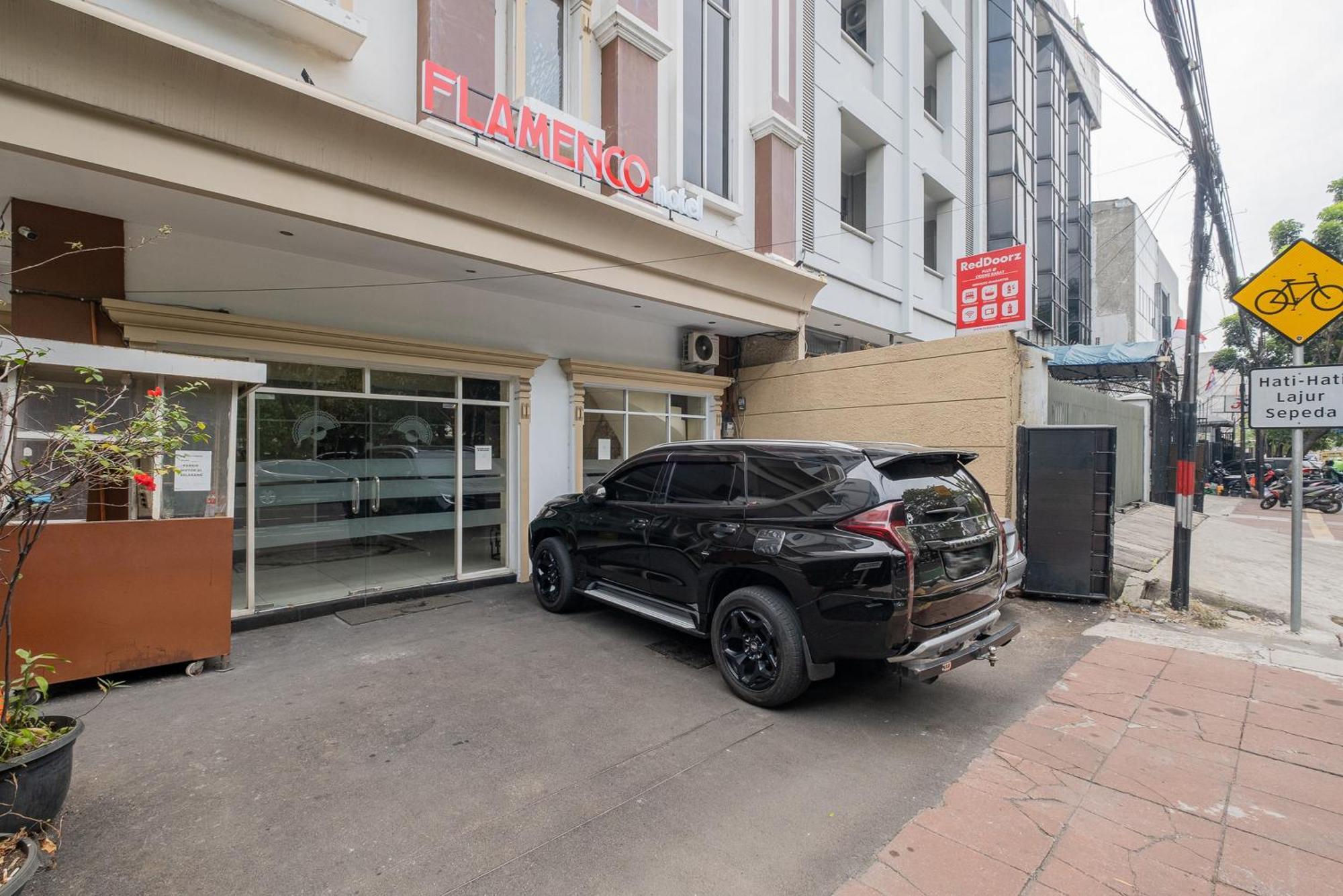 Reddoorz Plus @ Cideng Barat Giacarta Esterno foto