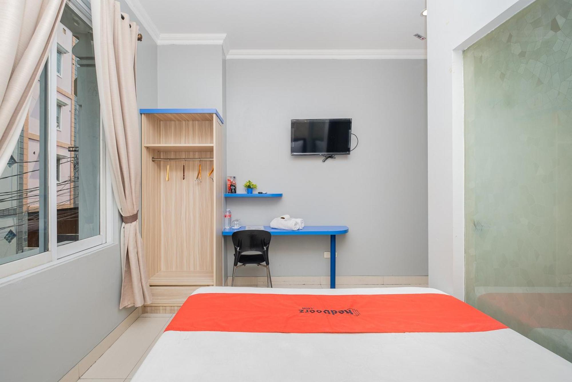 Reddoorz Plus @ Cideng Barat Giacarta Esterno foto
