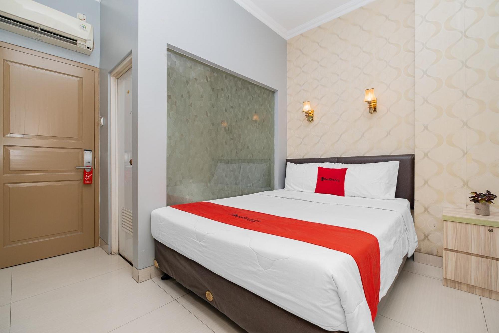 Reddoorz Plus @ Cideng Barat Giacarta Esterno foto