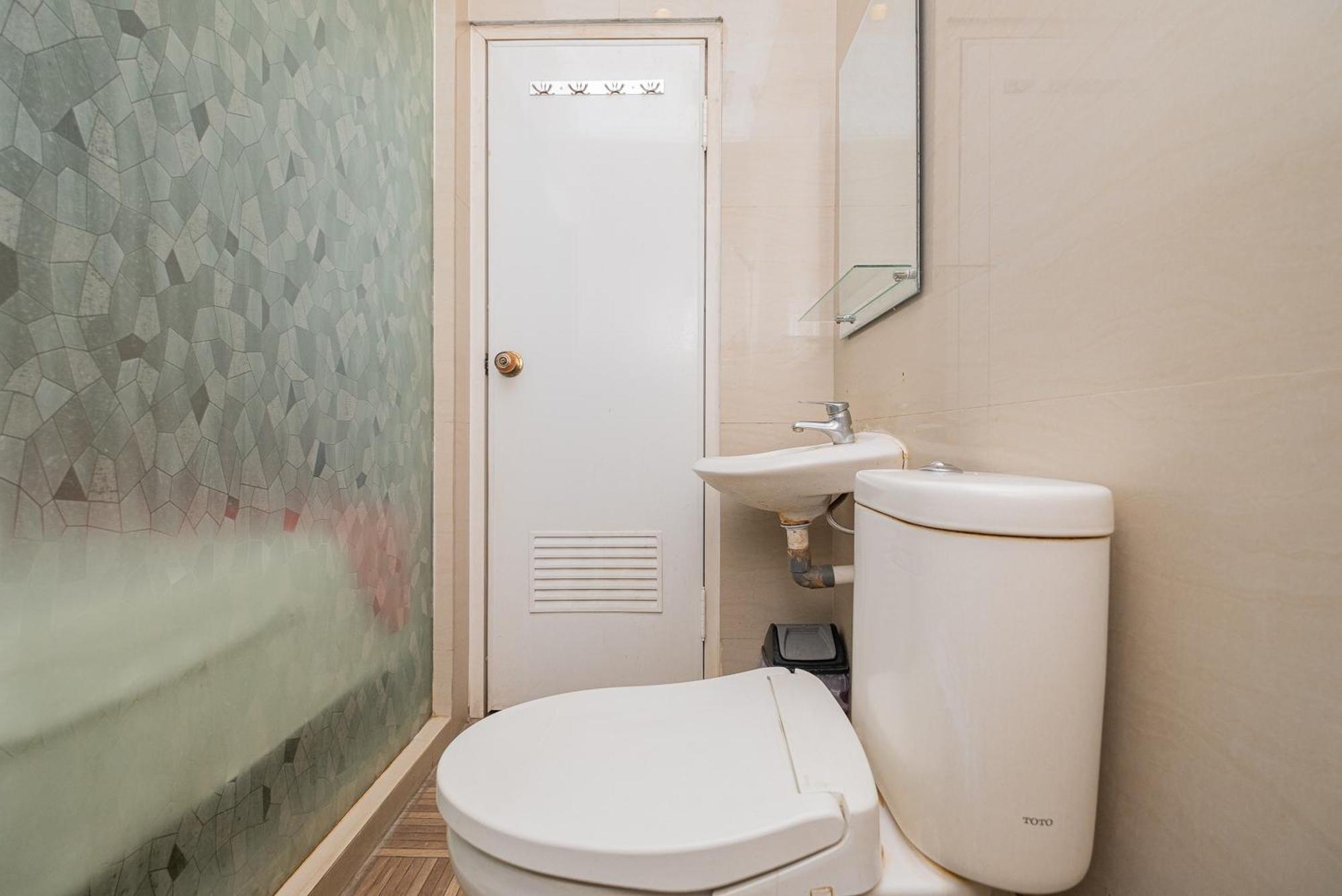 Reddoorz Plus @ Cideng Barat Giacarta Esterno foto