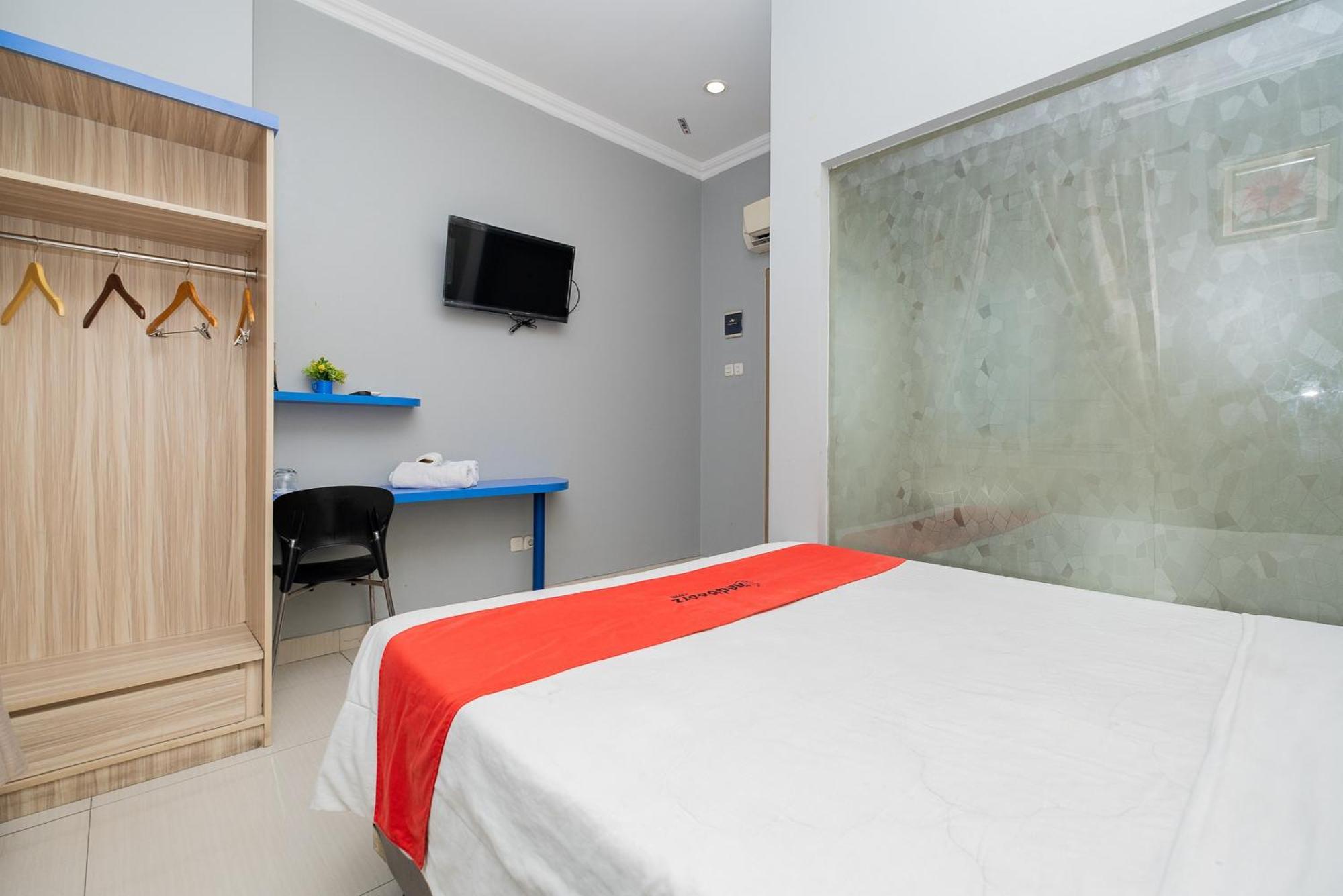 Reddoorz Plus @ Cideng Barat Giacarta Esterno foto