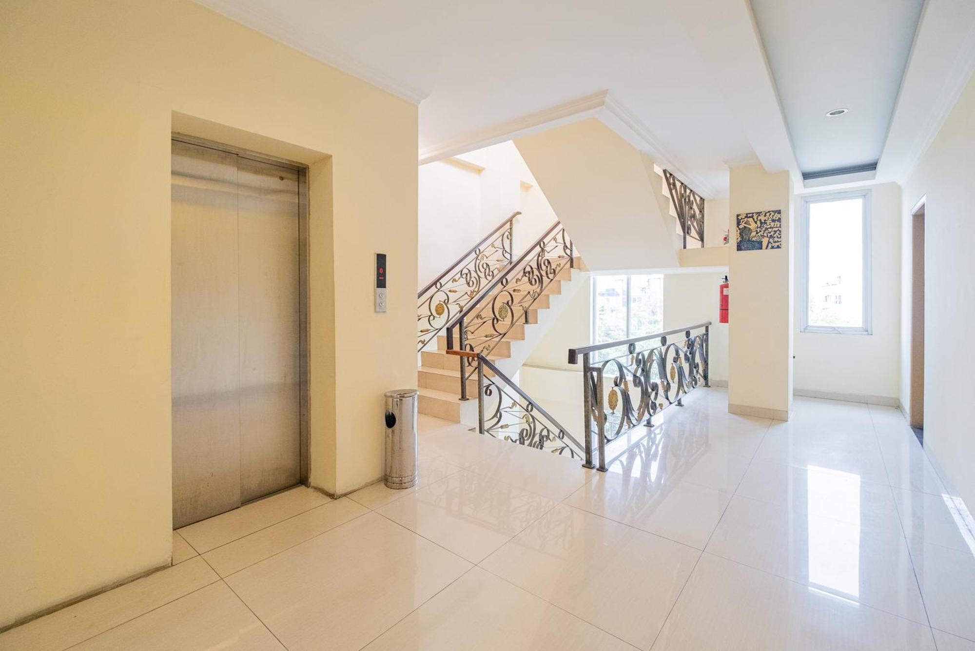 Reddoorz Plus @ Cideng Barat Giacarta Esterno foto