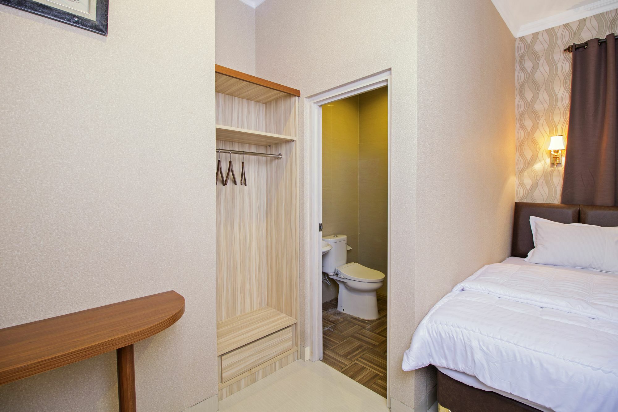 Reddoorz Plus @ Cideng Barat Giacarta Esterno foto