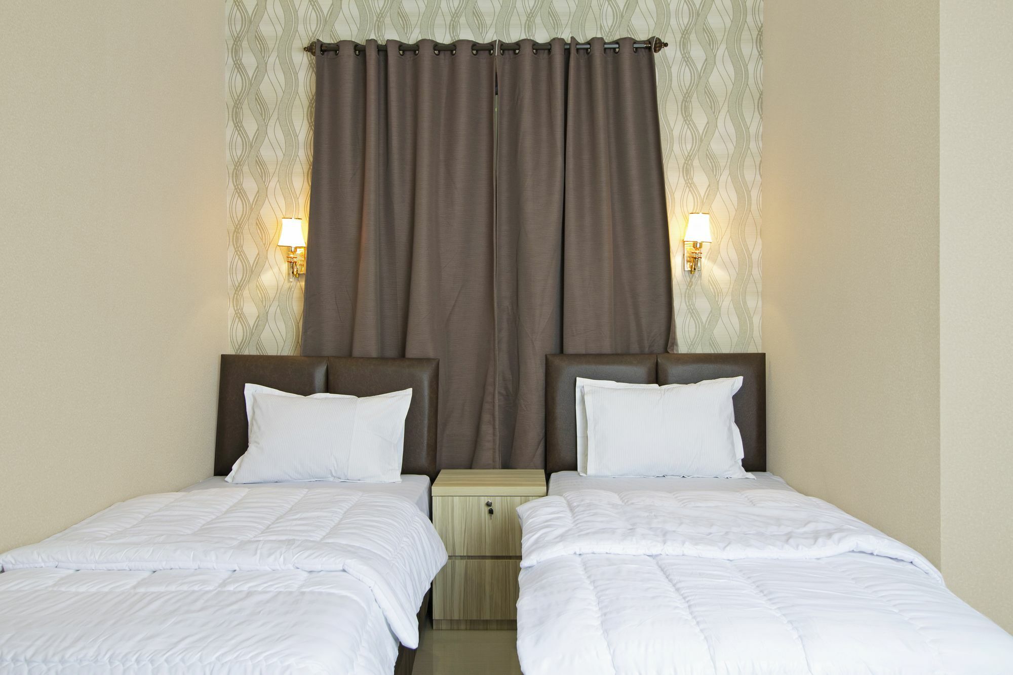 Reddoorz Plus @ Cideng Barat Giacarta Esterno foto
